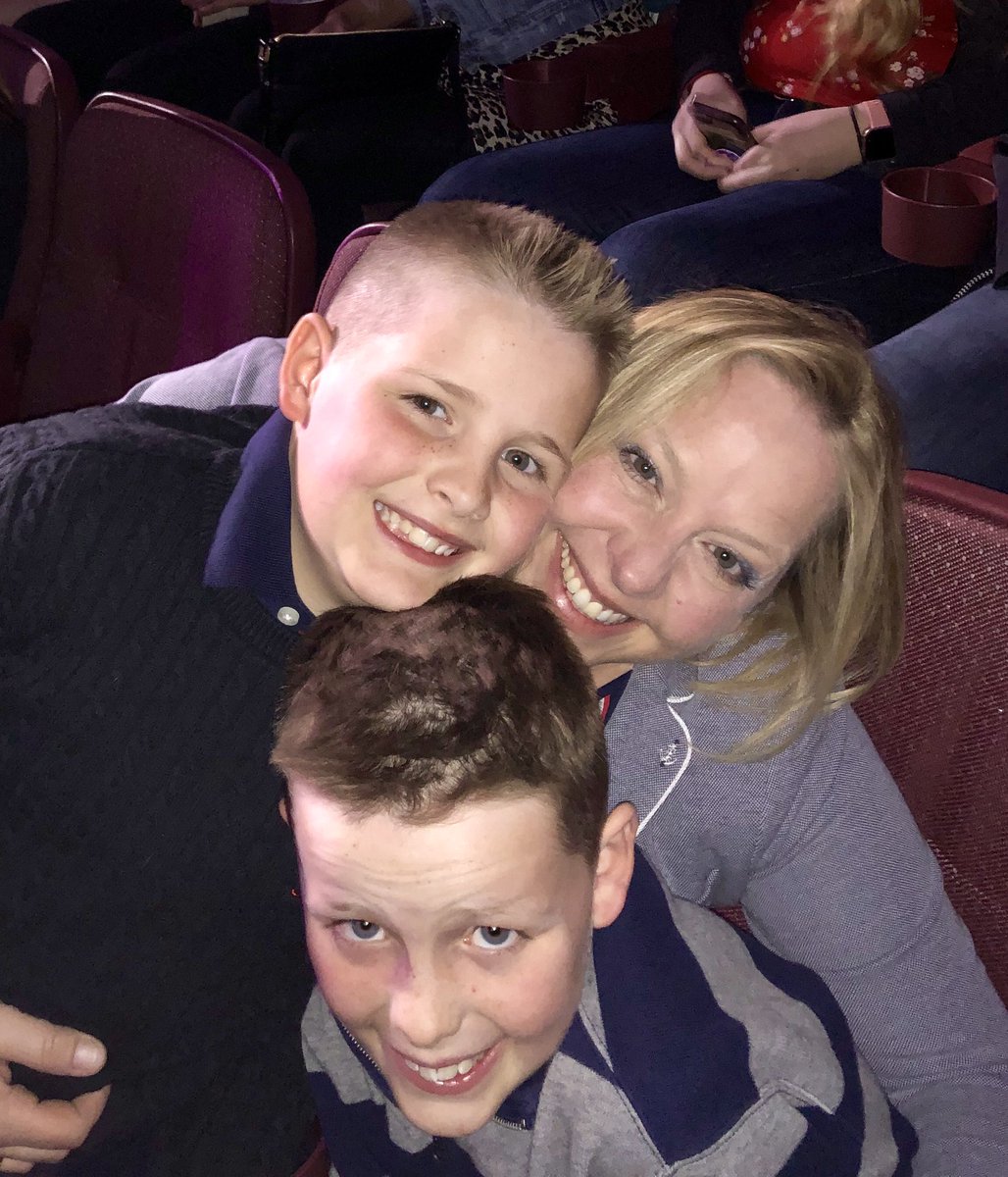 GeriConroy's tweet photo. I ❤️ my family! @Pink #theboysfirsteverconcert #lovedit https://t.co/E8t5P9OHQY