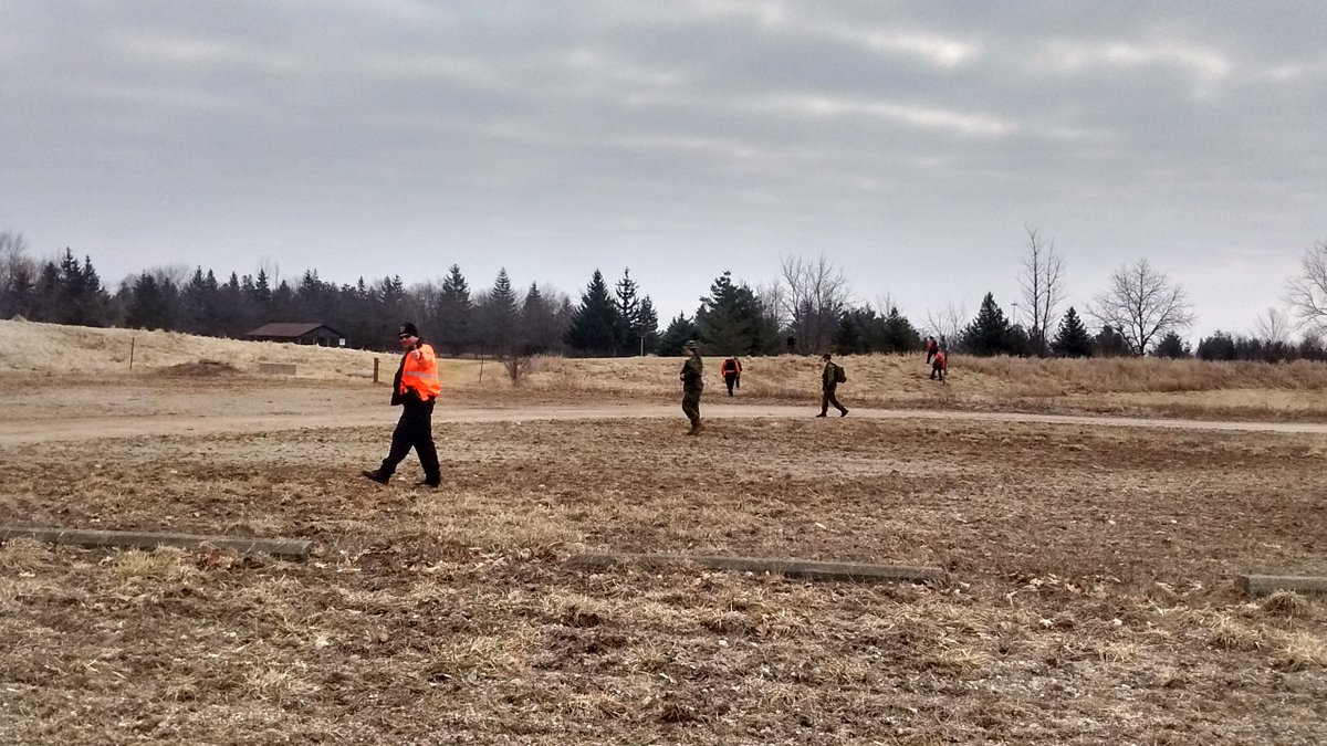 HRPSsirt's tweet photo. Multi Agency Search and Rescue training at Bronte Provincial Park. Halton Police ground search supported by Dufferin GSAR, Halton EMS, Argyll and Sutherland Highlanders, Oakville Fire plus our own air and marine search assets #SoOthersMayLive https://t.co/EIS1sEnX23