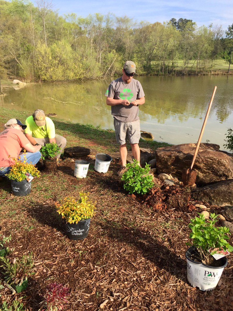 waterwoman44's tweet photo. On this beautiful Saturday we helped volunteers plant along a recreation pond in Anderson, SC. Get outside and do something good for your soul & our environment π§πΈπΉπΏπ #nature #ASWCD #water #environmental https://t.co/WTGg8i2Vnn