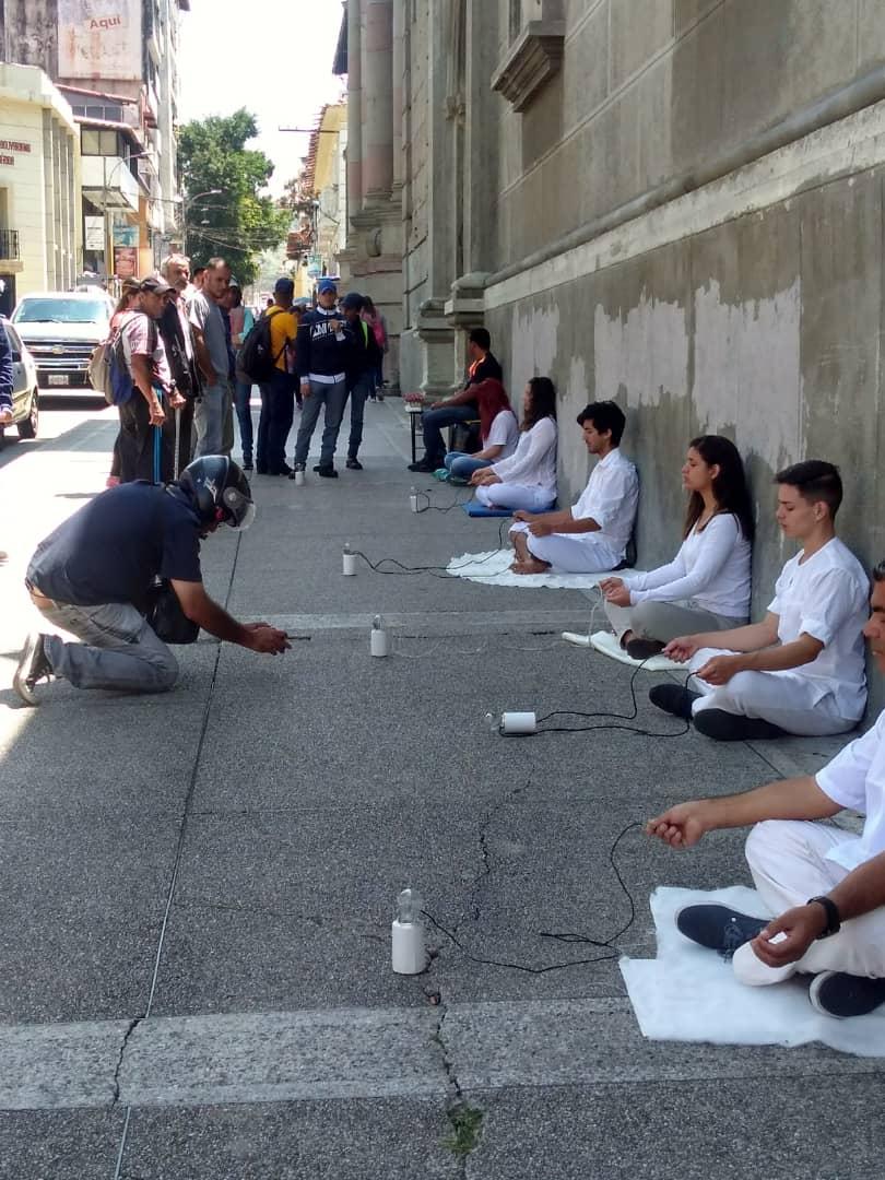 CHambrientos's tweet photo. #05Abr | Colectivo Artístico Hambrientos nuevamente en las calles de Mérida expresando la crisis eléctrica que afecta al país.  #CuerpoElec💡 https://t.co/95YC0fAVke