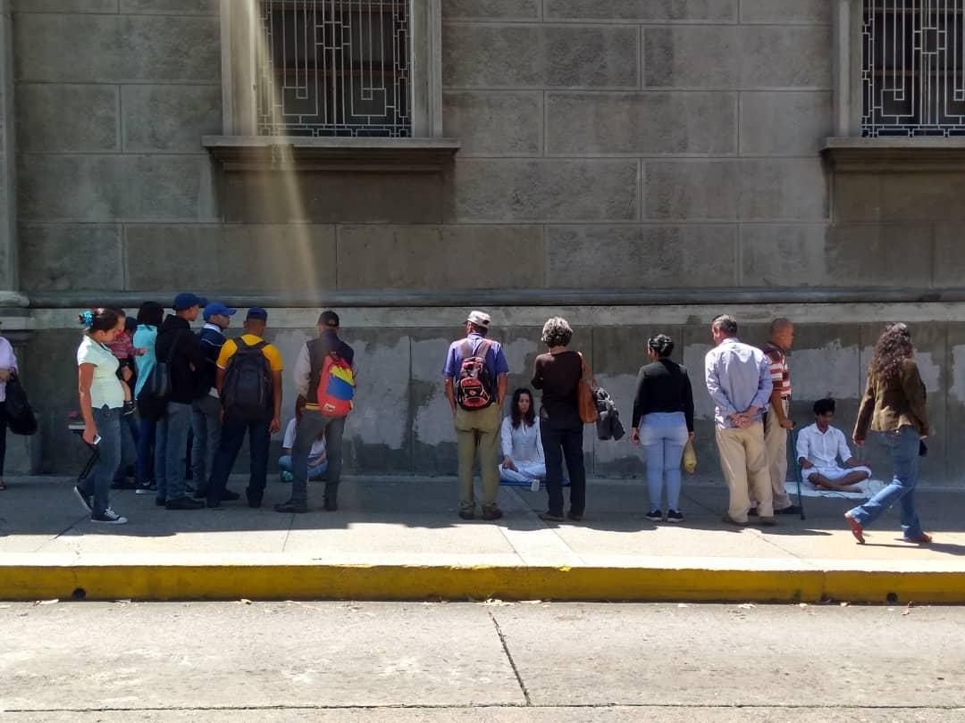CHambrientos's tweet photo. #05Abr | Colectivo Artístico Hambrientos nuevamente en las calles de Mérida expresando la crisis eléctrica que afecta al país.  #CuerpoElec💡 https://t.co/jLEhAG48BI