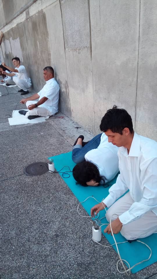 CHambrientos's tweet photo. #05Abr | Colectivo Artístico Hambrientos nuevamente en las calles de Mérida expresando la crisis eléctrica que afecta al país.  #CuerpoElec💡 https://t.co/jLEhAG48BI
