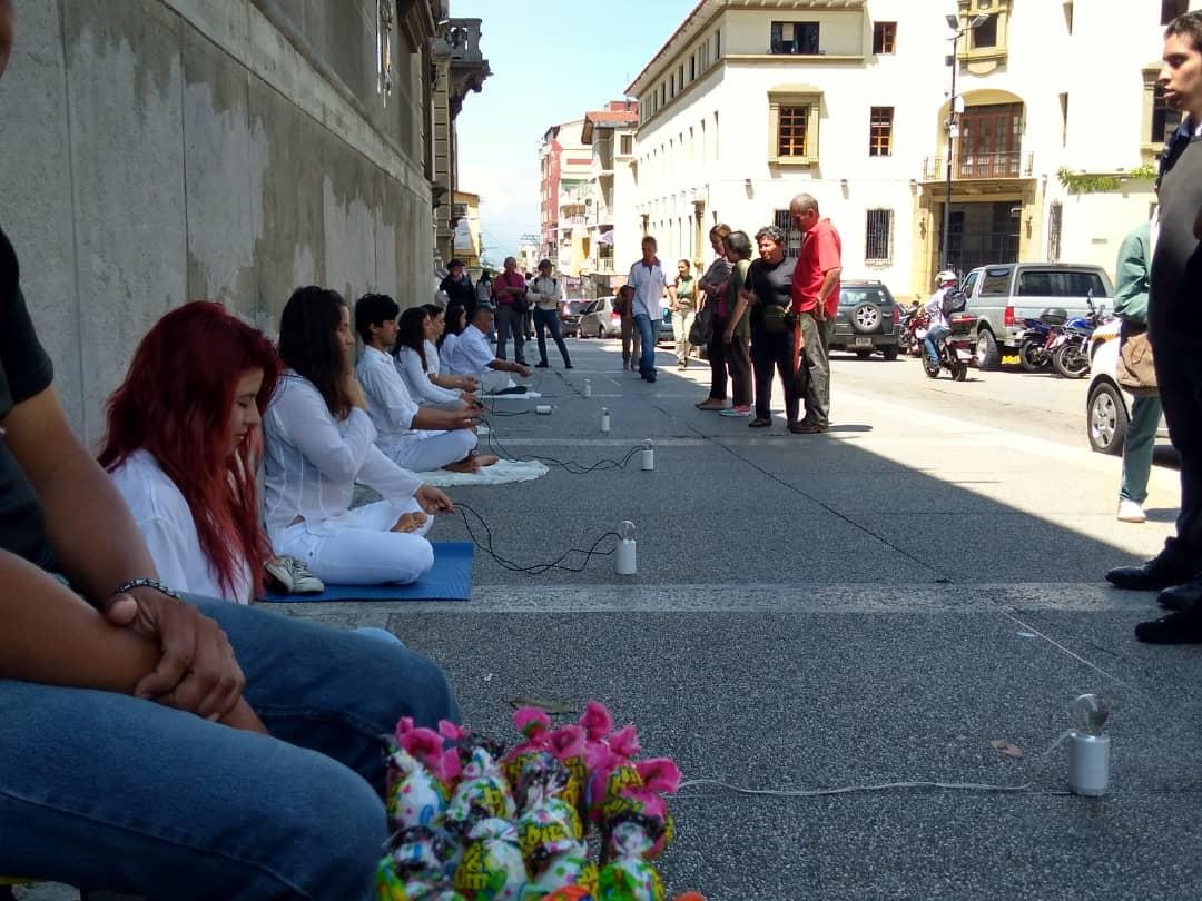 CHambrientos's tweet photo. #05Abr | Colectivo Artístico Hambrientos nuevamente en las calles de Mérida expresando la crisis eléctrica que afecta al país.  #CuerpoElec💡 https://t.co/WWWNW9dHSg