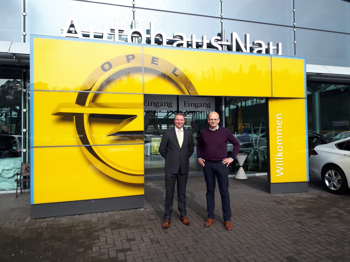 Opel-Deutschlandchef Uli Selzer war - in seiner ersten Arbeitswoche - natürlich auch im Handel unterwegs. Seine erste Station am heutigen Opel-Tag war das Autohaus Nau in Gießen, wo er sich mit Geschäftsführer Peter Jung (links) austauschte.