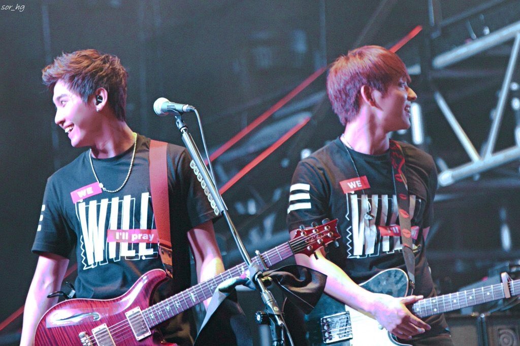 FaPrimadonna's tweet photo. สิ่งหนึ่งที่ทำให้ดนตรีเราแตกต่างจากวงอื่นๆ ก็เพราะมีกีต้าร์ไลน์คู่นี้นี่ล่ะ https://t.co/78wBHxXZ87