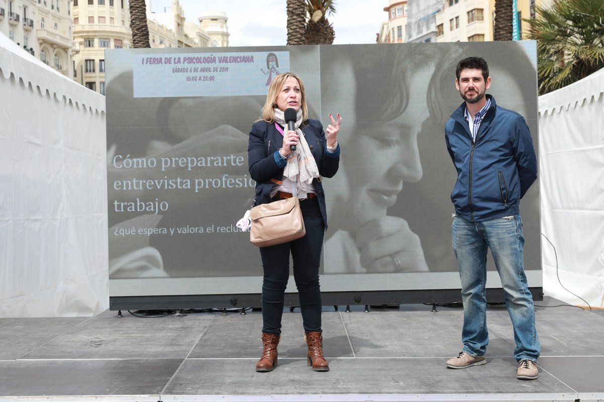 COPCV's tweet photo. La actividad de la plaza crece por momentos, la gente sigue llegando interesada por lo que hacemos. 👏👥🙂 Siguen las actividades en las haimas y en el escenario central #PsicValenciana #Psic #Esciencia @Pilarpdp @FSantolaya @marapeso https://t.co/92lopFf1Ki