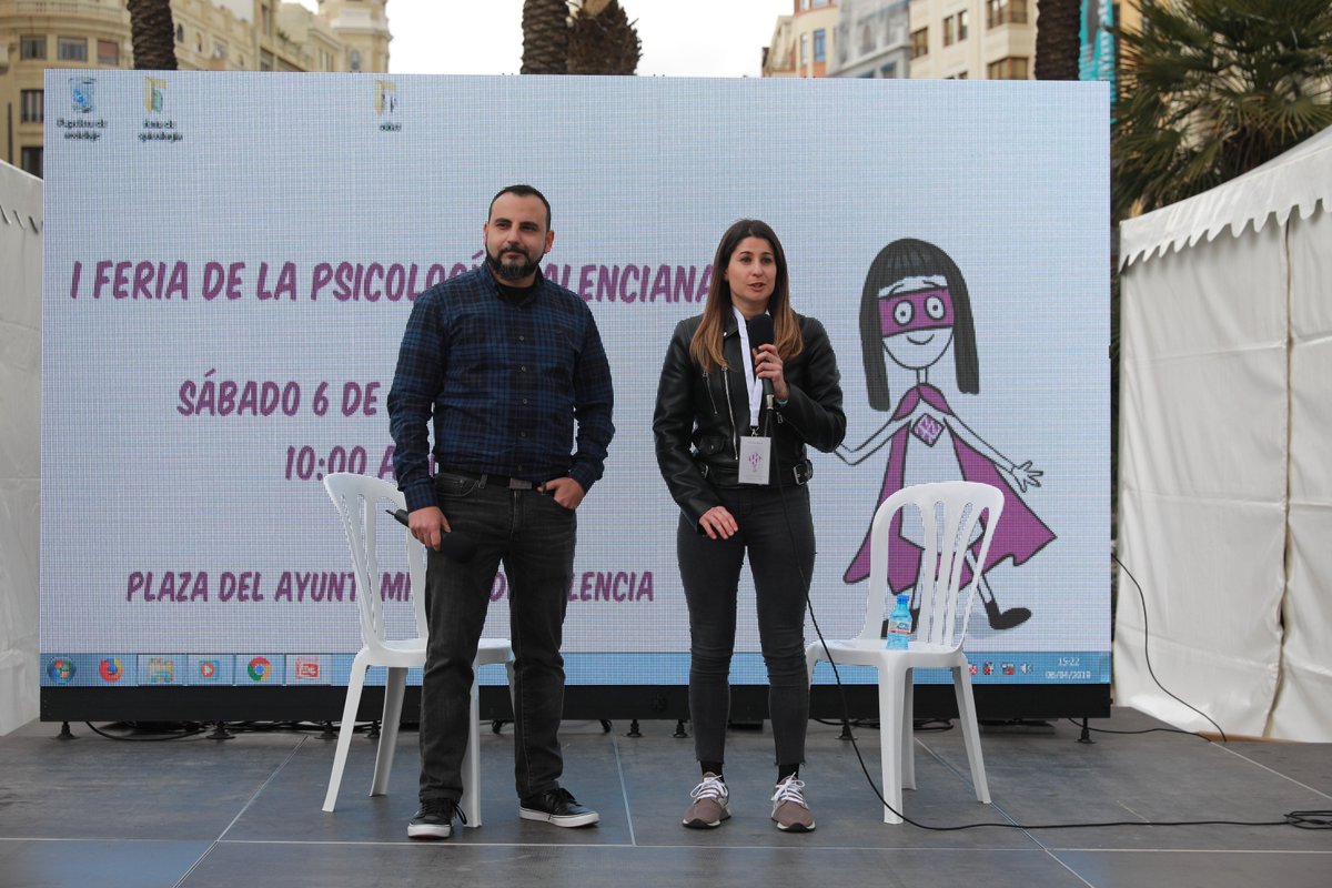 COPCV's tweet photo. La actividad de la plaza crece por momentos, la gente sigue llegando interesada por lo que hacemos. 👏👥🙂 Siguen las actividades en las haimas y en el escenario central #PsicValenciana #Psic #Esciencia @Pilarpdp @FSantolaya @marapeso https://t.co/92lopFf1Ki