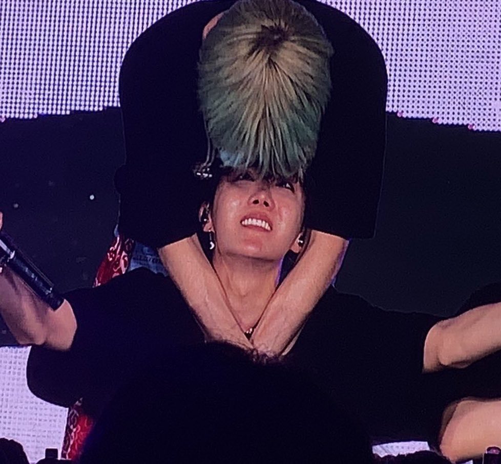 seokcafe's tweet photo. the way taehyung loves hoseok so much &amp; adores him in everyway possible ;( https://t.co/Lm32Eb952d