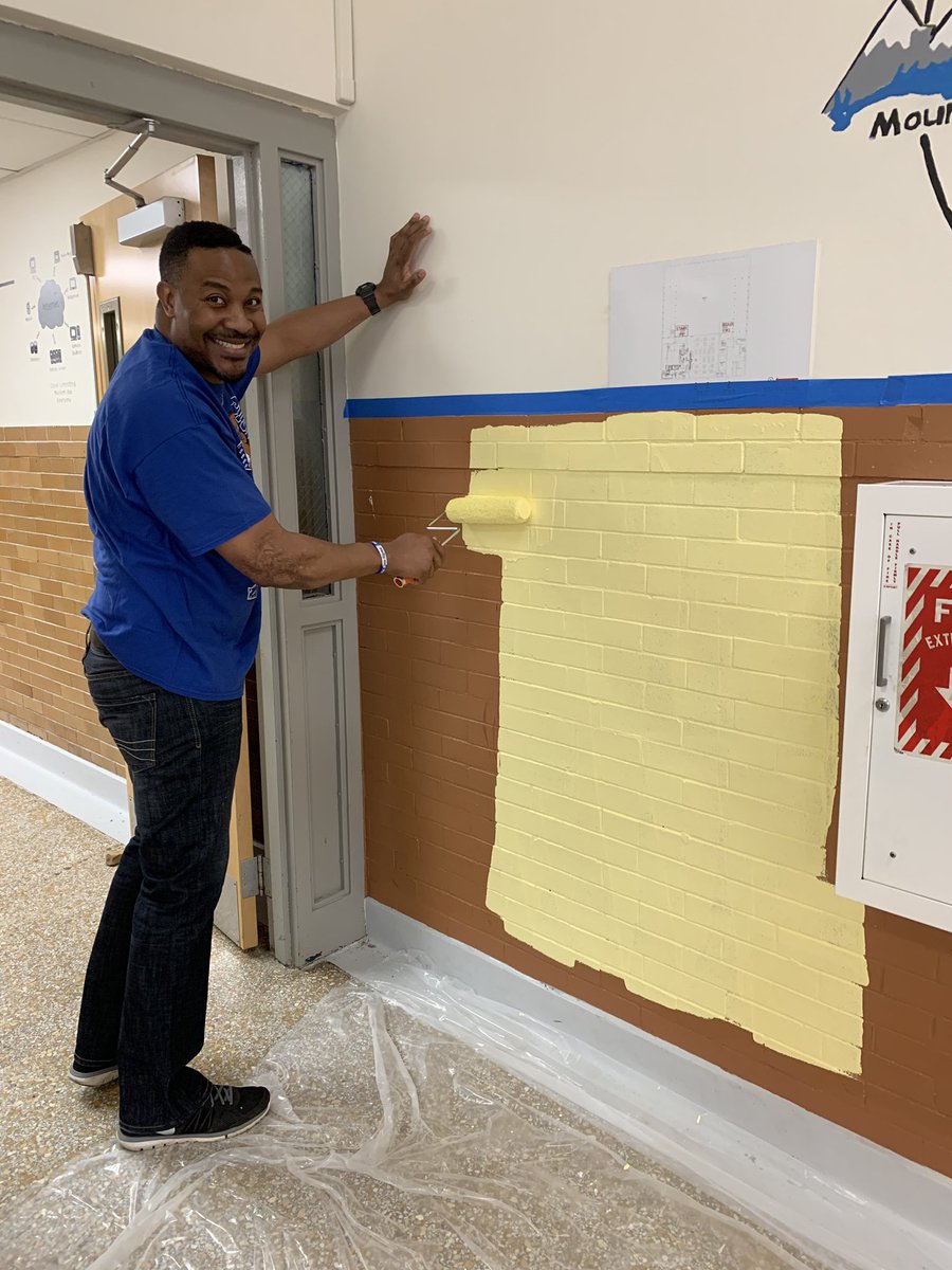 LangleyDCPS's tweet photo. Hard at work at Langley! We’ve surpassed 100 volunteers! #langleyelementary @northhighlandconsulting @roroslebanese @dcpublicschools @zacharysboe5 #dogb2019 #DC #kids #school #eckingtondc #bloomingdaledc https://t.co/O4te7zBLbM