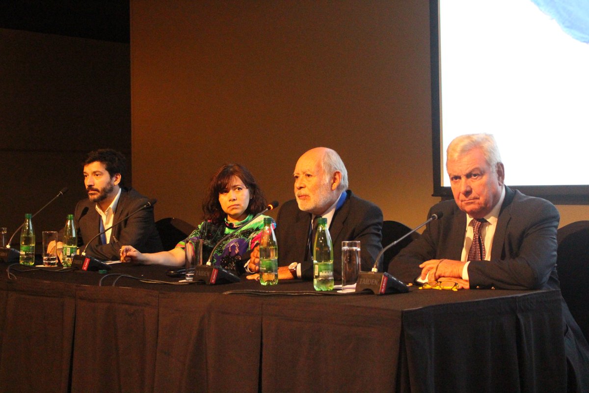 SLAGO2025's tweet photo. Dr. Jorge Madrid preside mesa redonda compuesta por Dr. Luis Ubillos, Dra. Érika Ruiz y Dr. Eduardo Richardet en #SLAGO2019 https://t.co/hgoTeDtSor