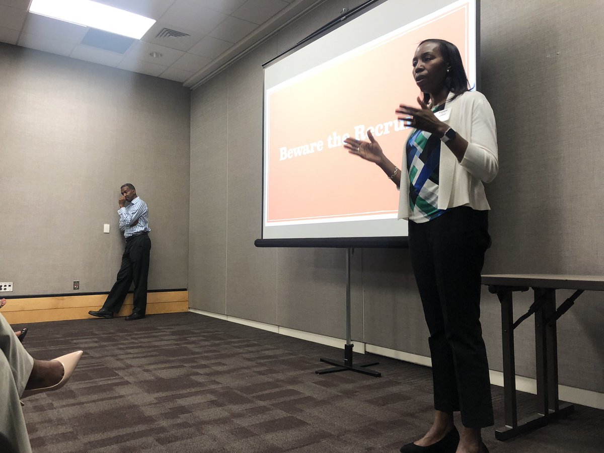 EdgarMartin97's tweet image. Learning how to attract recruiters by professor Herbert Lowe and Mira Lowe! #loweclass #NABJR319 @herbertlowe @miralowe