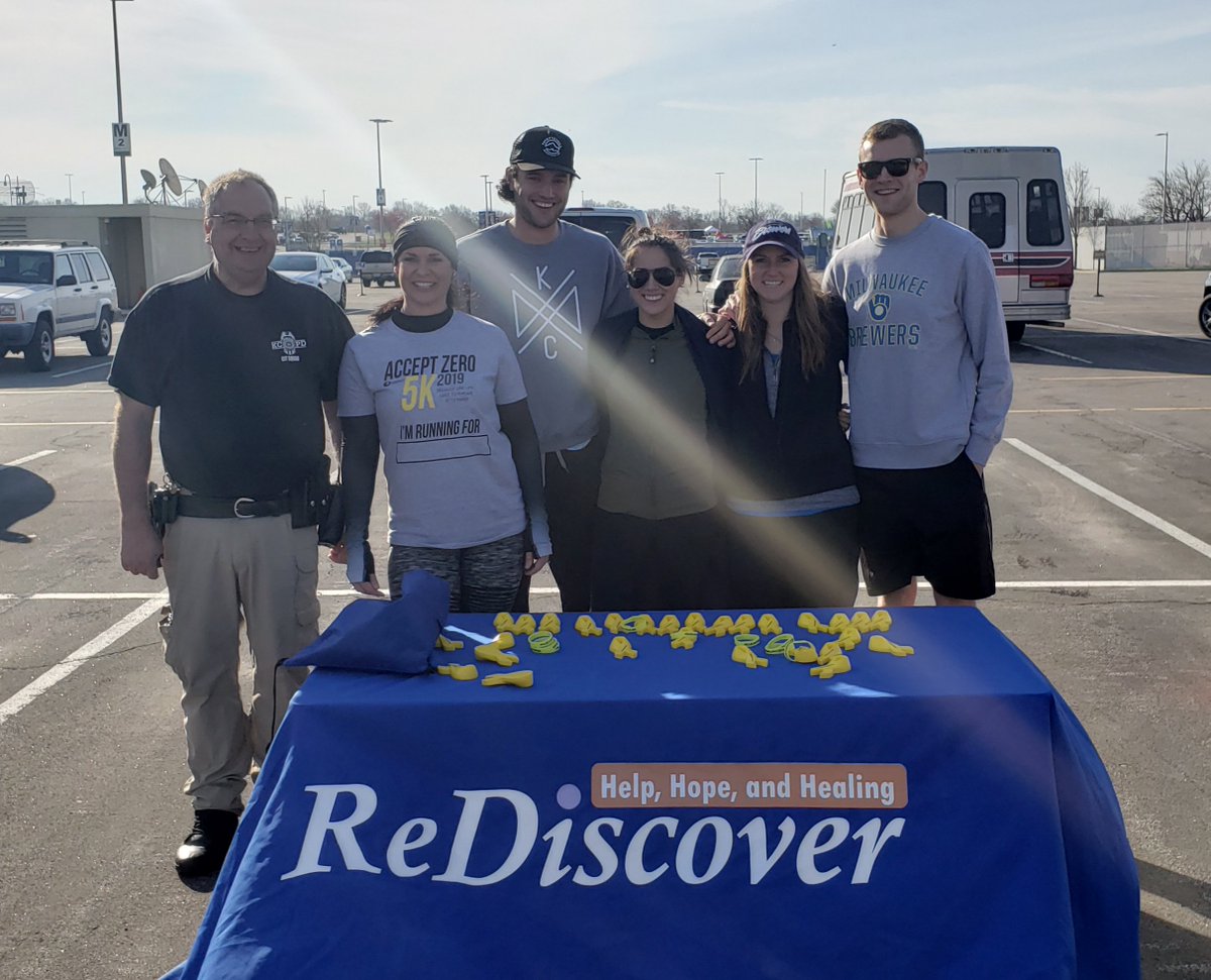 ReDiscovermh's tweet photo. The ReDiscover team is at Arrowhead this morning supporting @ComprehensiveMH at their 2019 #AcceptZero 5k Walk/Run! Great seeing our friends from the @kcpolice here to support the cause, too! https://t.co/ptVgvf7PZm