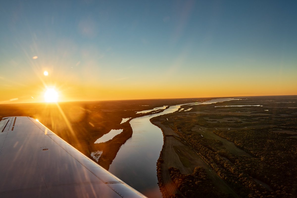 fosin2's tweet image. Sunset over the Tennessee River in North Alabama. On approach to @FlyHSV. #photography #ThePhotoHour #avgeek #Aviation