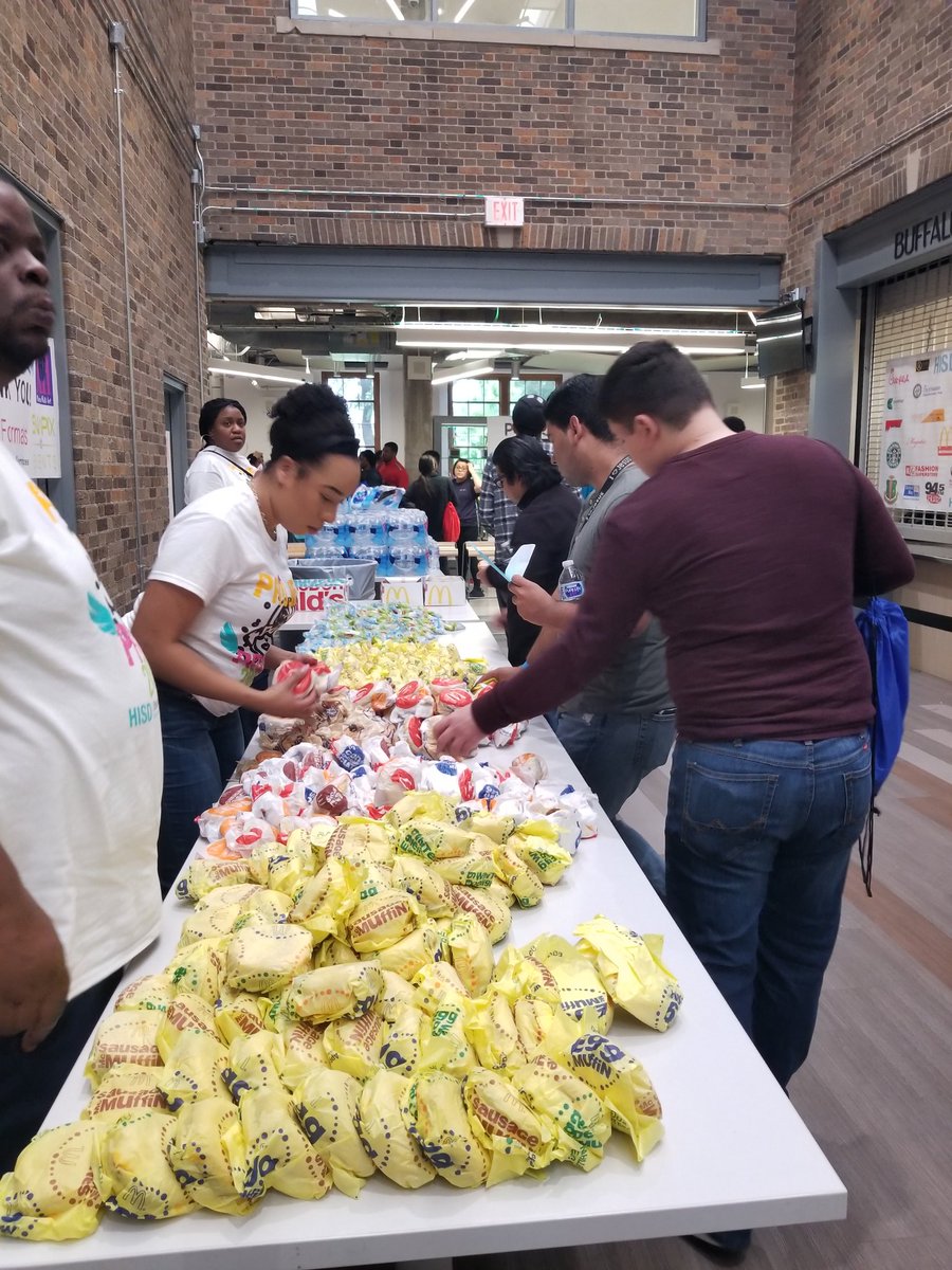 BTW_WRS's tweet photo. @HoustonISD #ProjectProm2019 is was up! @BTW_Houston students are having a blast! @HISD_Wraparound @_cphilli2 @roxyalwaysextra @RTrevino_HISD @NickersonCierra @HoustonFoodBank @balleracad @HISDSupe @Karla4Houston @EWCforJP https://t.co/Spq33j4mNM