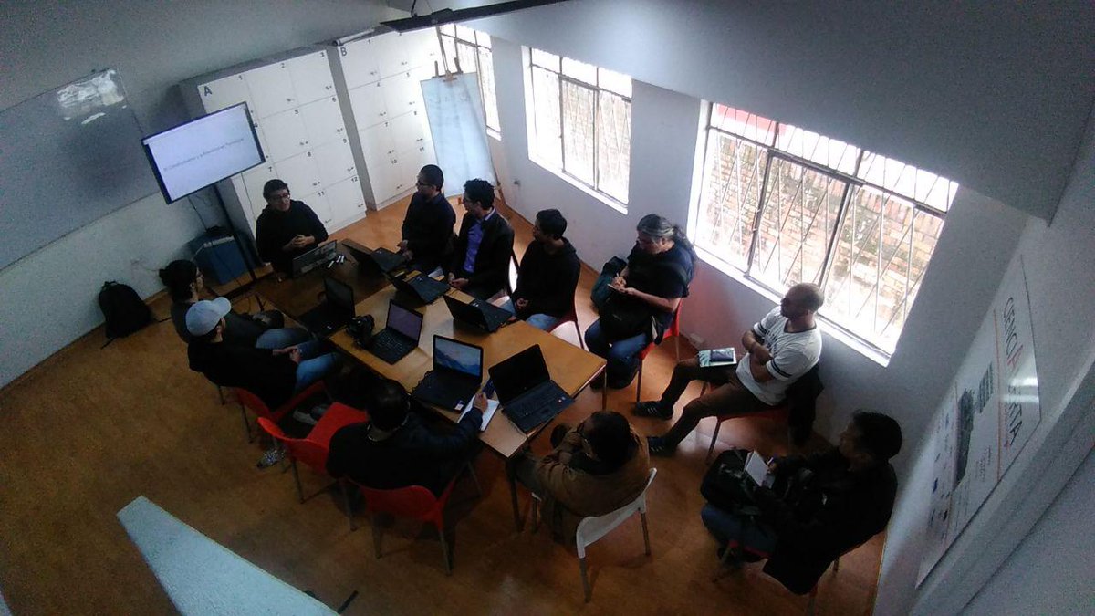 RedLibre_EC's tweet photo. Ahora en el #ClubDelSoftwareLibreEC "Al principio fue la Terminal" uno de los 4 talleres sobre la potente herramienta ... la Terminal en el @MedialabCIESPAL https://t.co/DVytQlUNPt