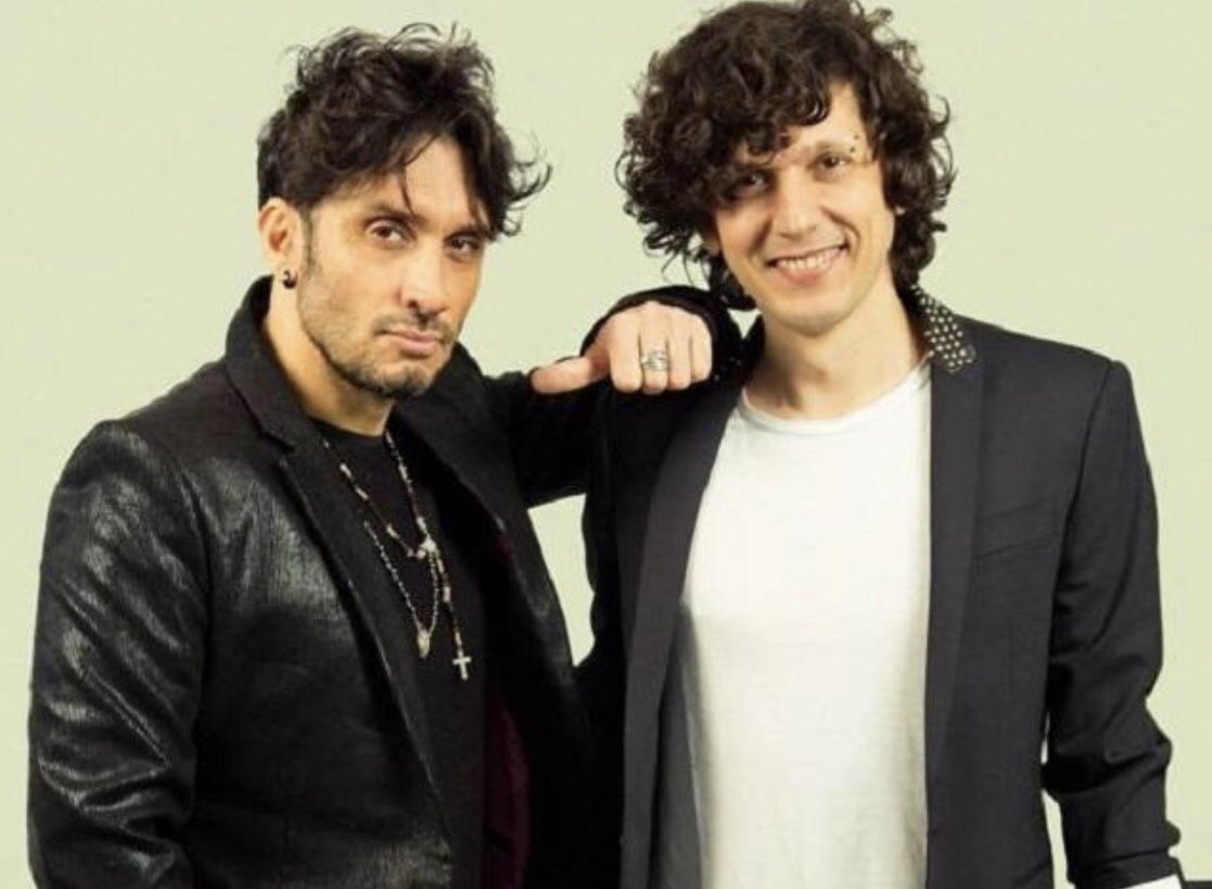 Music3603's tweet photo. #Amici19
Eccoli sul palco ! Il duo #MetaMoro si sfida l’uno contro l’altro. #Ermal canta con la squadra bianca , #Moro con la squadra blu ! 
Esibizioni spettacolari ! https://t.co/fPgXoi4sPB