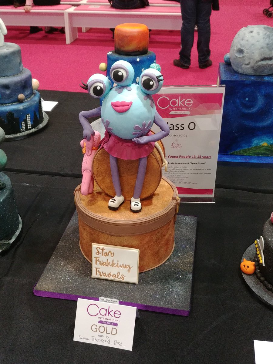 amaysingbakesb1's tweet photo. So proud of my 14yr old daughter who scooped a hold at cake international on tour yesterday. #cakeinternational #miniamaysingbakes #amaysingbakesbyclaire #Aliens #aliencake https://t.co/2yKNVB9rLv