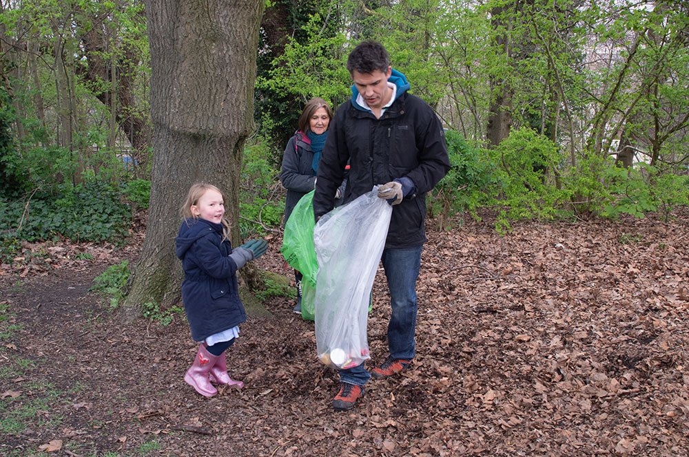 vpagbristol's tweet photo. More pics from this morning's #VicPark #springclean @BrisParksForum @bristolparks @morss_alex @keenogrows @sbristolvoice 2/2 https://t.co/A6CVt97mS8