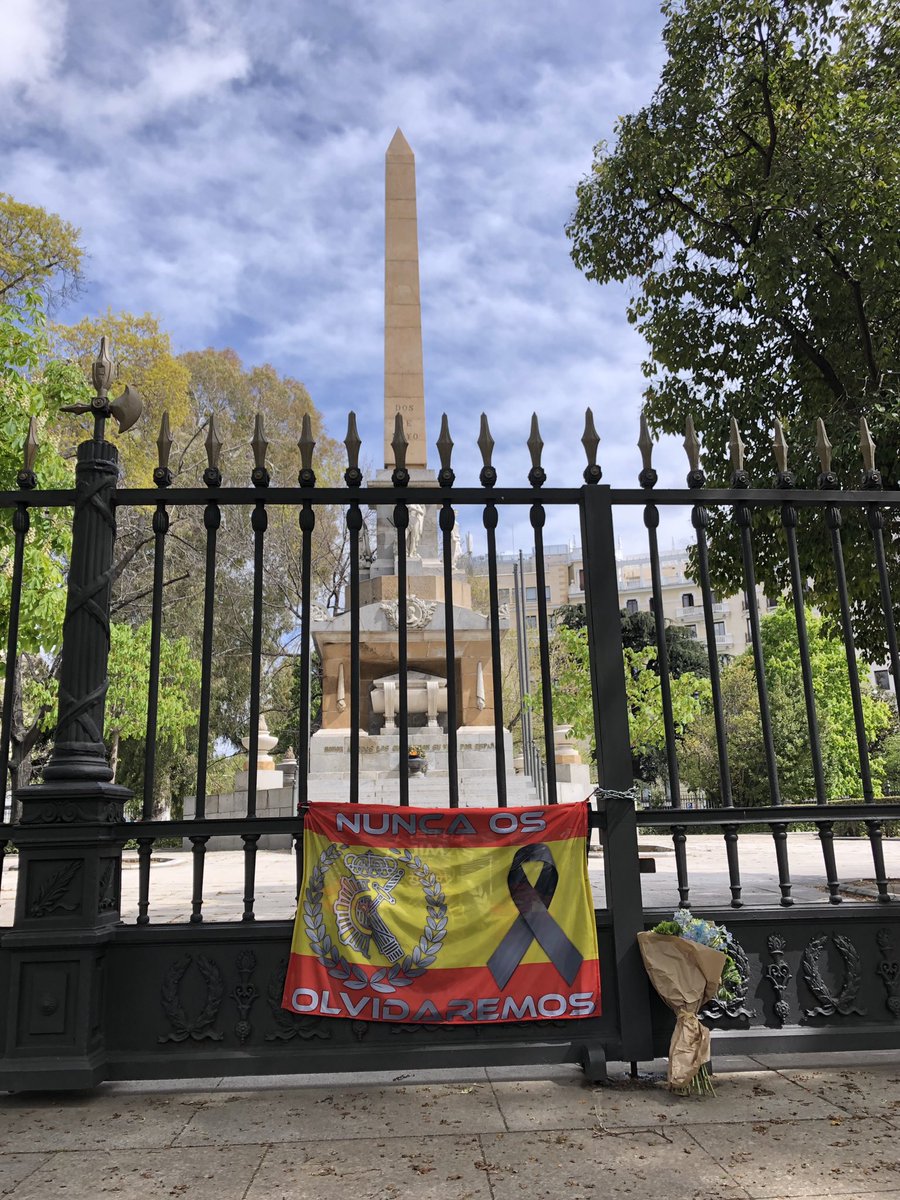 jusapol's tweet photo. Quisimos rendir un homenaje y recordar a @policia y @guardiacivil que dieron su vida por España, los que decidieron dejarnos y los que se fueron en estos años de lucha por la #EquiparacionYA

Siempre en nuestros 💚💙 https://t.co/3A7MtqSlEE