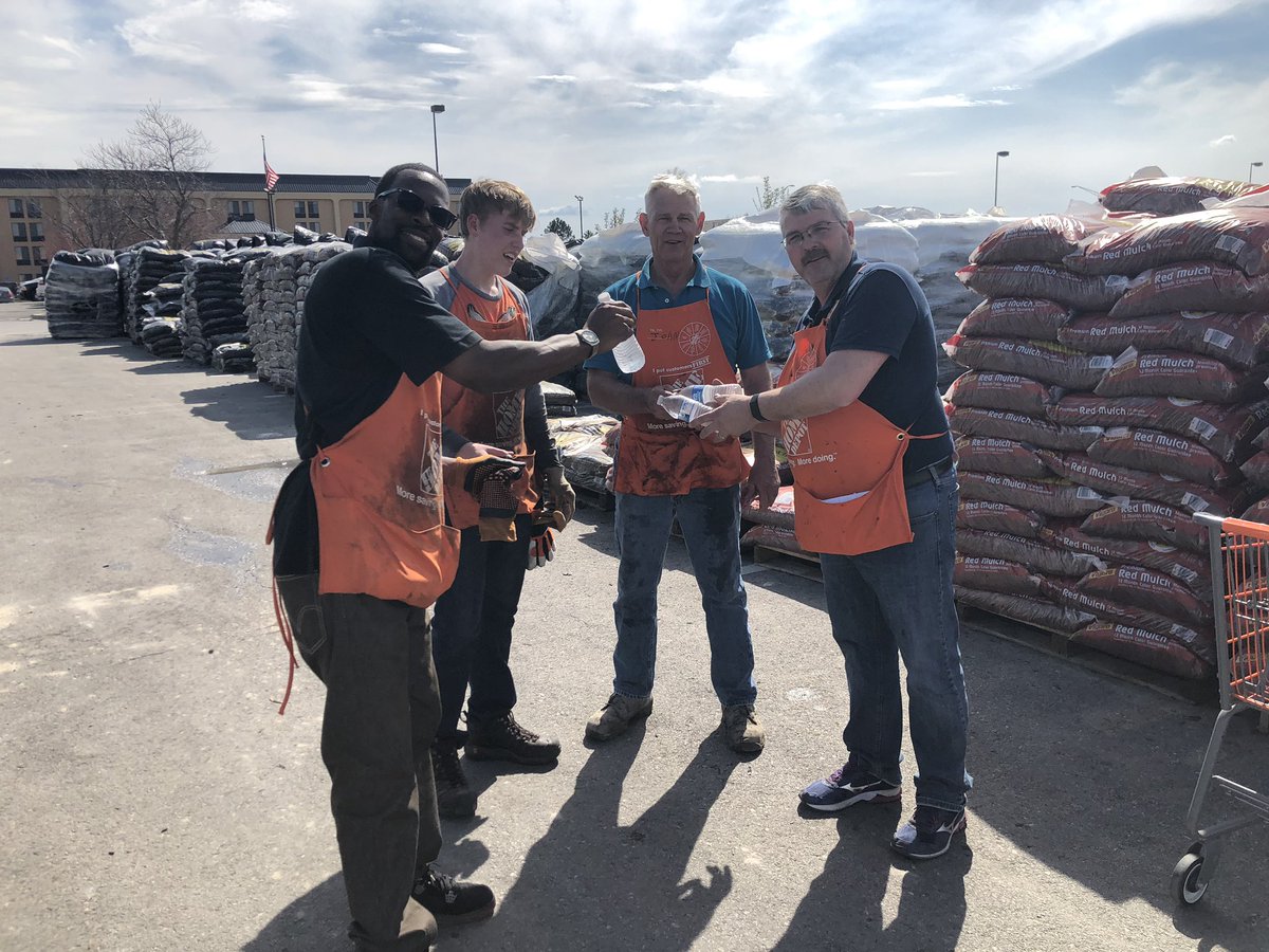 💦💪SM @JamesD3019 spreading the water love to our mulch pit loaders who are THE BEST in the business💪💦 #3019Rocks #SpringBlackFriday