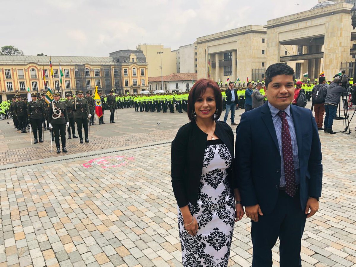 OlgaVictoriaRC's tweet photo. Buenas nuevas para @Bogota @EnriquePenalosa e @IvanDuque le cumplen a Bogotá con más + Seguridad 1500 patrulleros, 150 Policías Mujeres de Tránsito y 500 Policías Auxiliares. 
Asistimos a este evento con el Presidente y Senador del @PartidoMIRA @carlos_guevara ,@irmalherrera https://t.co/sY6ZTDjR8k
