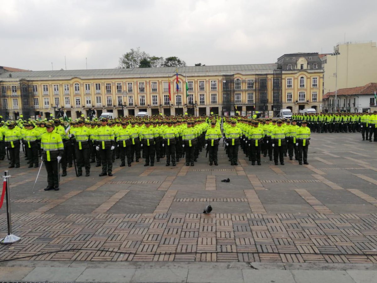 OlgaVictoriaRC's tweet photo. Buenas nuevas para @Bogota @EnriquePenalosa e @IvanDuque le cumplen a Bogotá con más + Seguridad 1500 patrulleros, 150 Policías Mujeres de Tránsito y 500 Policías Auxiliares. 
Asistimos a este evento con el Presidente y Senador del @PartidoMIRA @carlos_guevara ,@irmalherrera https://t.co/sY6ZTDjR8k