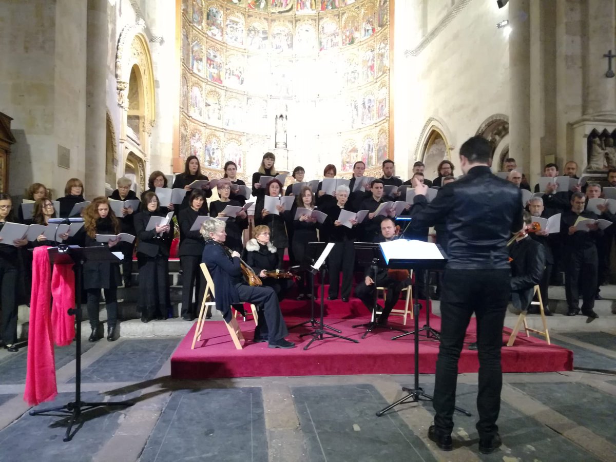 CoroVoxVitae's tweet photo. Entusiasmados con el resultado de nuestro estreno de #JusticiaInmortal en la Catedral de Salamanca . Textos convovedores, música increíble y un escenario impresionante. Sonrisa en la boca.
... y mañana en Zamora! #NoEsSoloUnConcierto
https://t.co/ef4NXRbeOD https://t.co/JJoh5gnZjo