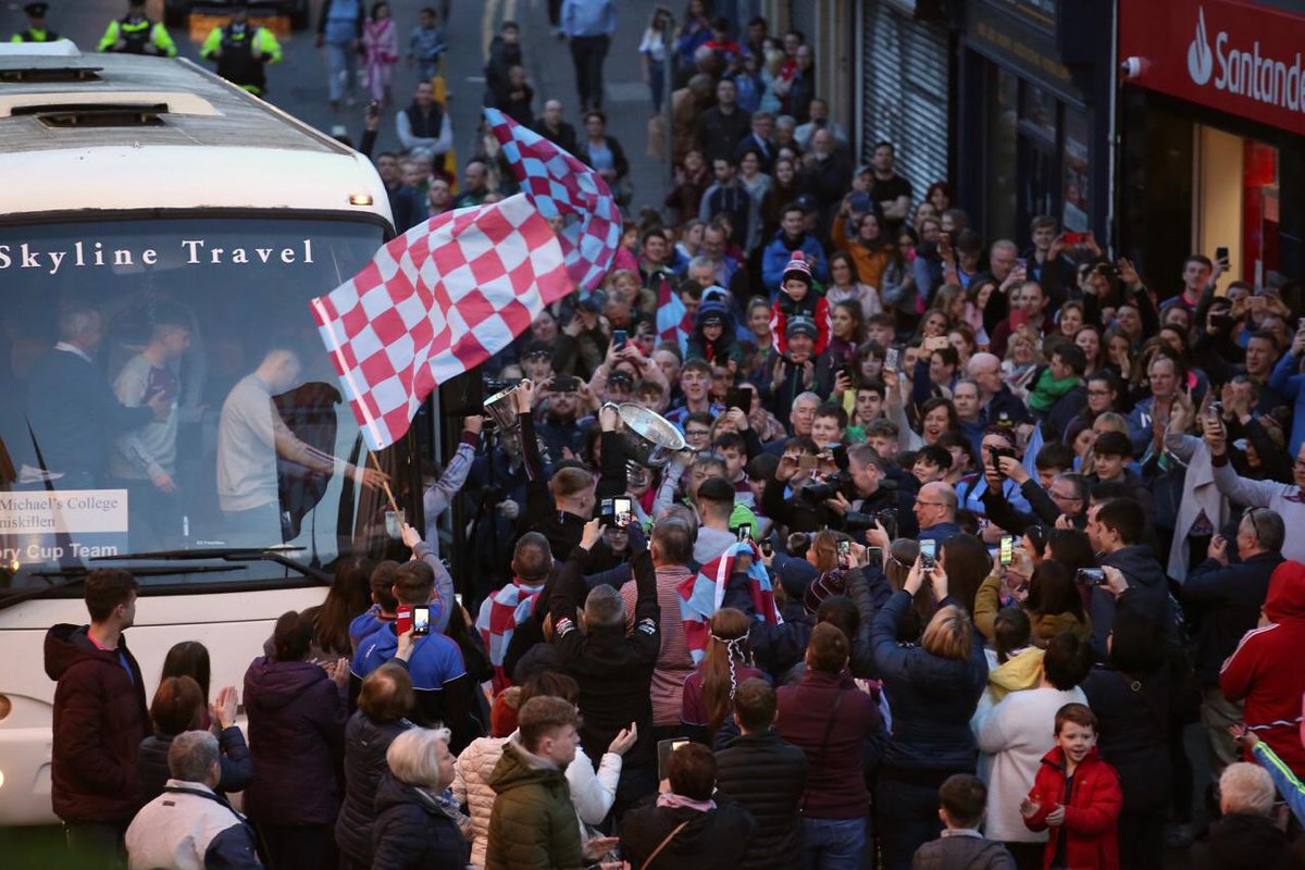 GarethCauldwell's tweet photo. Cracking photo by Lunny Imaging as the @St_Michaels_Ekn players are greeted by supporters as they returned to Enniskillen https://t.co/uglCiSZEjZ
