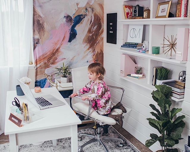 CreativeMomma_'s tweet photo. Future #girlboss hangin in Momma’s office.

#mompreneur #bossmom #millennialmomsclub #workfromhomemom #mamapreneur https://t.co/TbNIWGyoPn https://t.co/gcuhZMRbbd