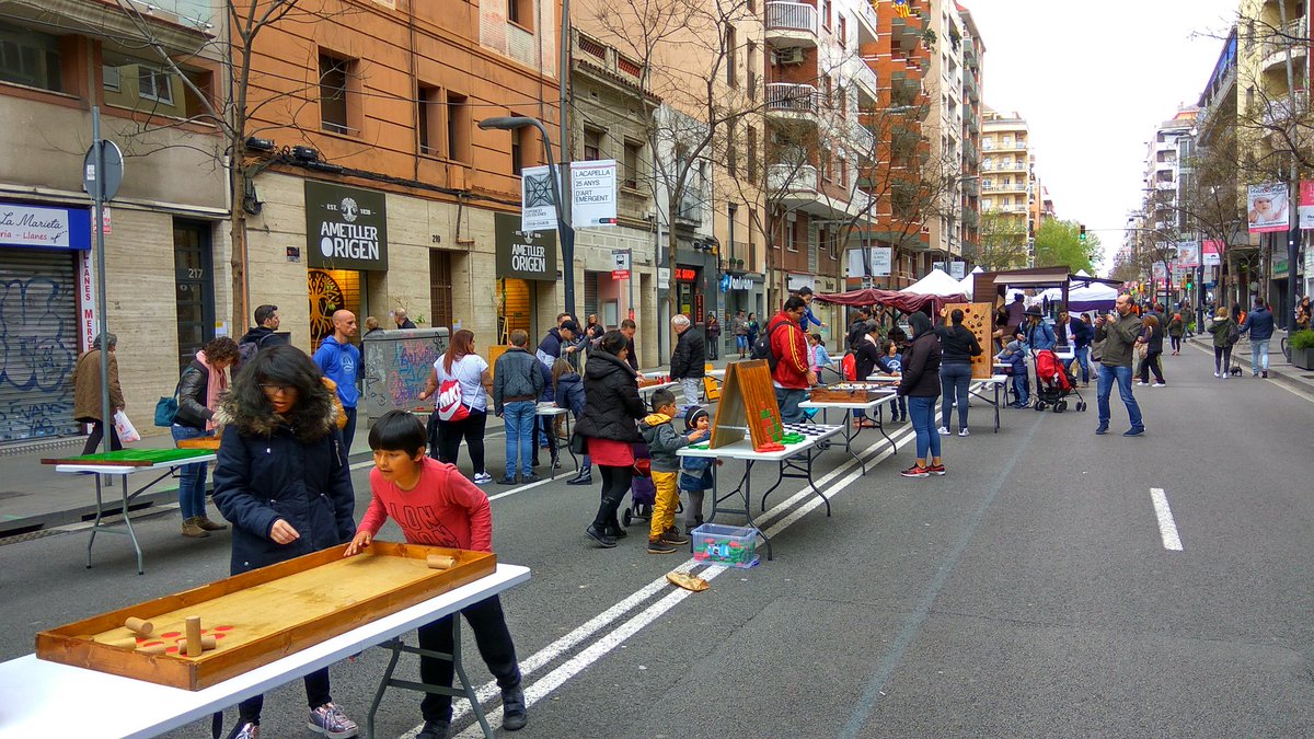 S_RuedaM's tweet photo. ¿Jugamos? Tomarse las calles para hacer las cosas que realmente importan... El buen vivir no son avenidas o puentes, es proximidad y encuentros. https://t.co/qUSdcpXAmK