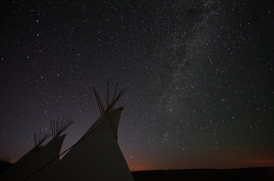 #Saskatchewan’s Grasslands National Park is the perfect spot for camping under the stars! This designated #DarkSkyPreserve is one of the largest and darkest in the 🌎, making it a favourite for astronomers hoping to observe deep sky objects.📷litzdance/IG
