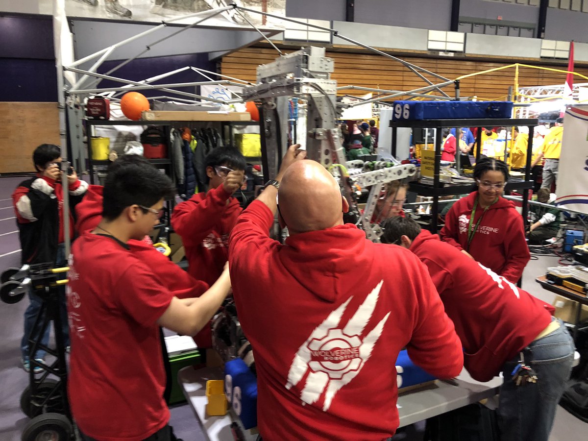 5596Robotics's tweet image. Teamwork!!!! It really takes a village! Go Wolverines!!!! #frc2019 #frcteam5596 #robotics #stem