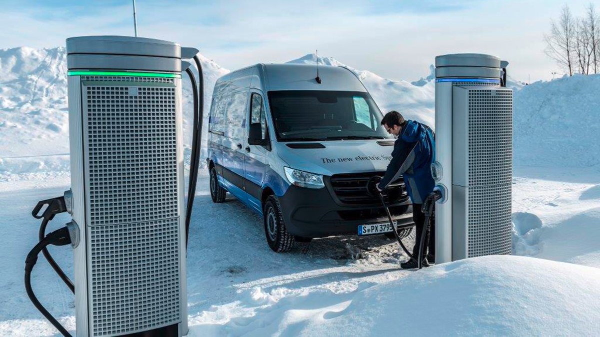MercedesBenz's tweet image. Minus 30 degrees, icy roads and still unbeatable: See how our #eSprinter passes its winter test in Swedish Lapland. Check out the #DaimlerBlog: d.ai/esprin_tw