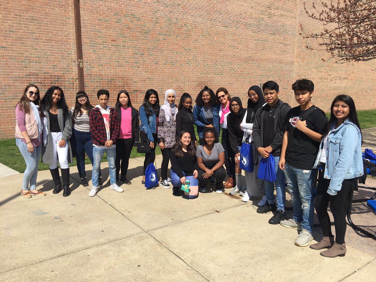 JusticeIBDP's tweet photo. IB College Fair today with Avid and IB students and Ms. Haynes!! https://t.co/RzIvg8ypFX