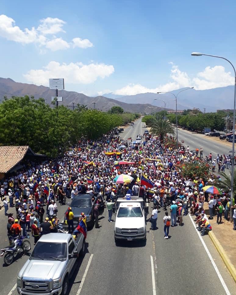 rafaellacava10's tweet photo. Felicito nuevamente a la oposición Carabobeña por el carácter cívico de la protesta y reitero mi disposición al diálogo y a La Paz por el bien de todos los carabobeños. Solo el trabajo de todos nos permitirán relanzar al país. Para eso cuenten conmigo. https://t.co/bZuBdPWvy6