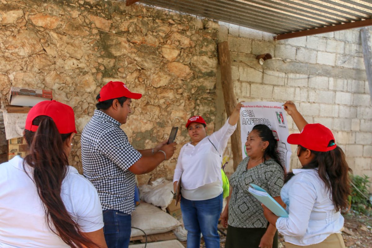 LimberthBencomo's tweet photo. Piedra a piedra los mayas construyeron sus pirámides, sol a sol los egipcios construyeron sus pirámides y nosotros barrio a barrio , colonia a colonia, construiremos el #PRI de Alejandro Moreno 🇲🇽💪🏻
Hoy en #Komchen y #SantaRita en el municipio de #Hopelchen https://t.co/VhFPKsA96m