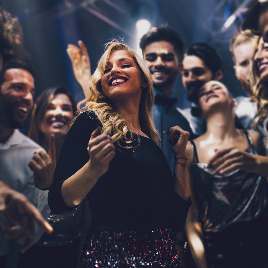 Llegó el finde, llegó Easy Taxi. En 6 minutos te llevamos a disfrutar de la noche. #TuVidaMasEasy