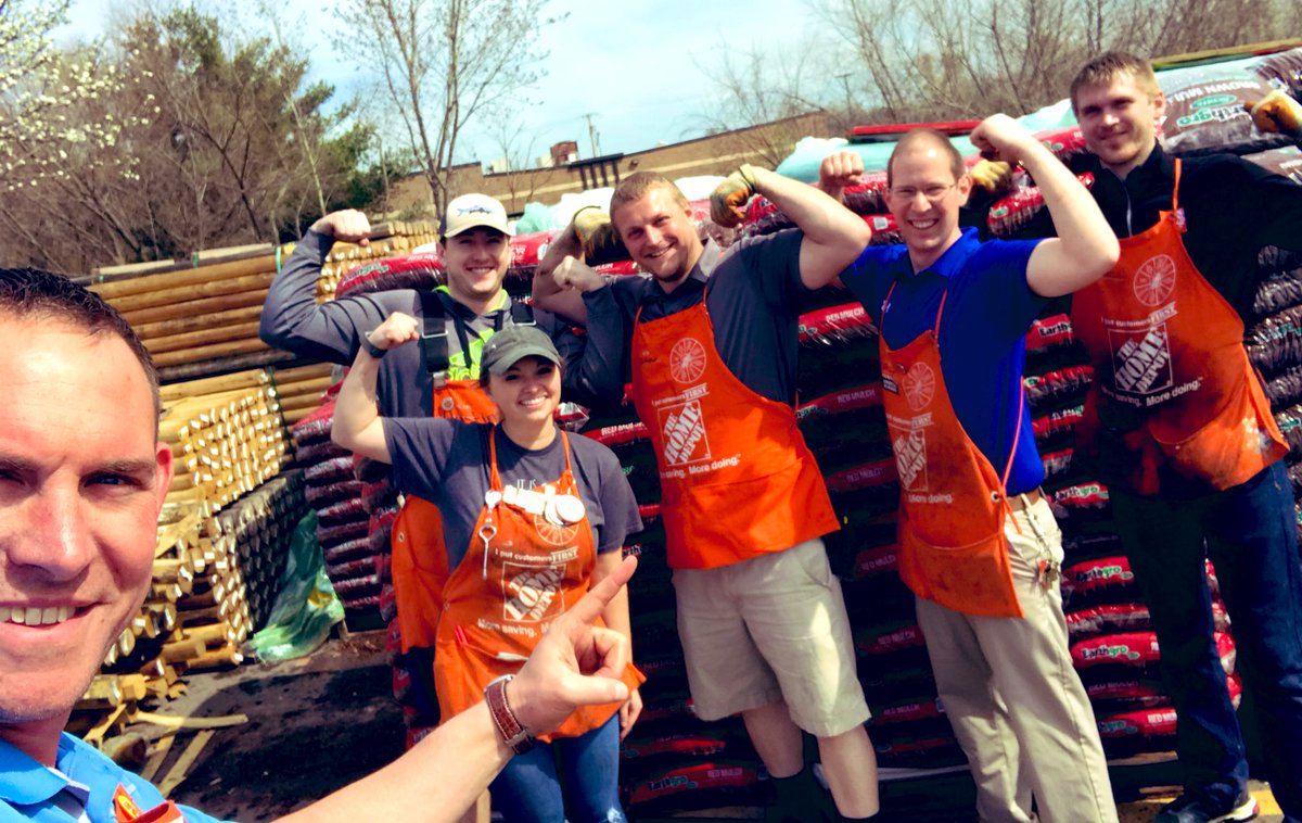 BlakeSM2220's tweet photo. 💪Best Mulch Crew in “Da Business” #2220 #PittStrong Awesome job Team !!! #SBF #MulchMadness 💪 https://t.co/z2K8OEv4Ho