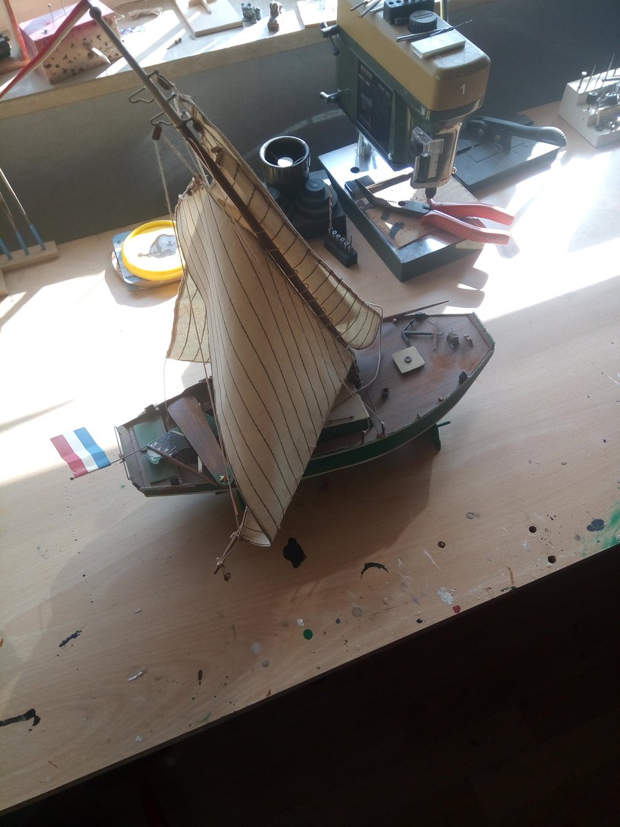 Gerenoveerd model opgeleverd. De volgende staat al klaar. Een zeeschouw. Door tocht de wind in de zeilen en zo van de kast af. Hollandse platbodem. Leuke klus.