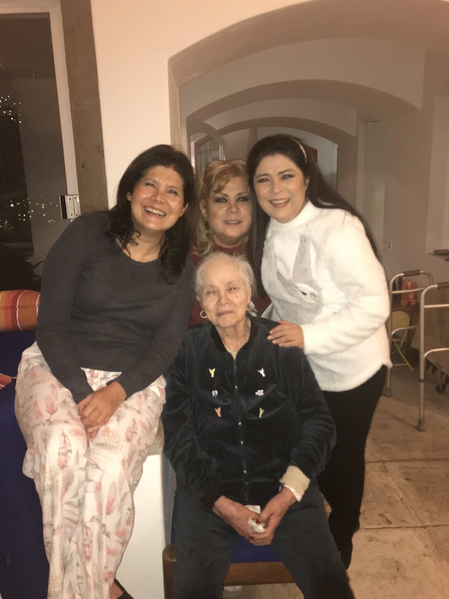 victoriaruffo31's tweet photo. Hola! Hoy es el pumpe pumpe de la mujer más importante en mi vida, de la mera mera ,de mi adorada mamá Lupita! 🎉🎂🎊🍰🥂🍾🎈💕💋😜😇🙏😘❤️ https://t.co/LOxTmXtDrD