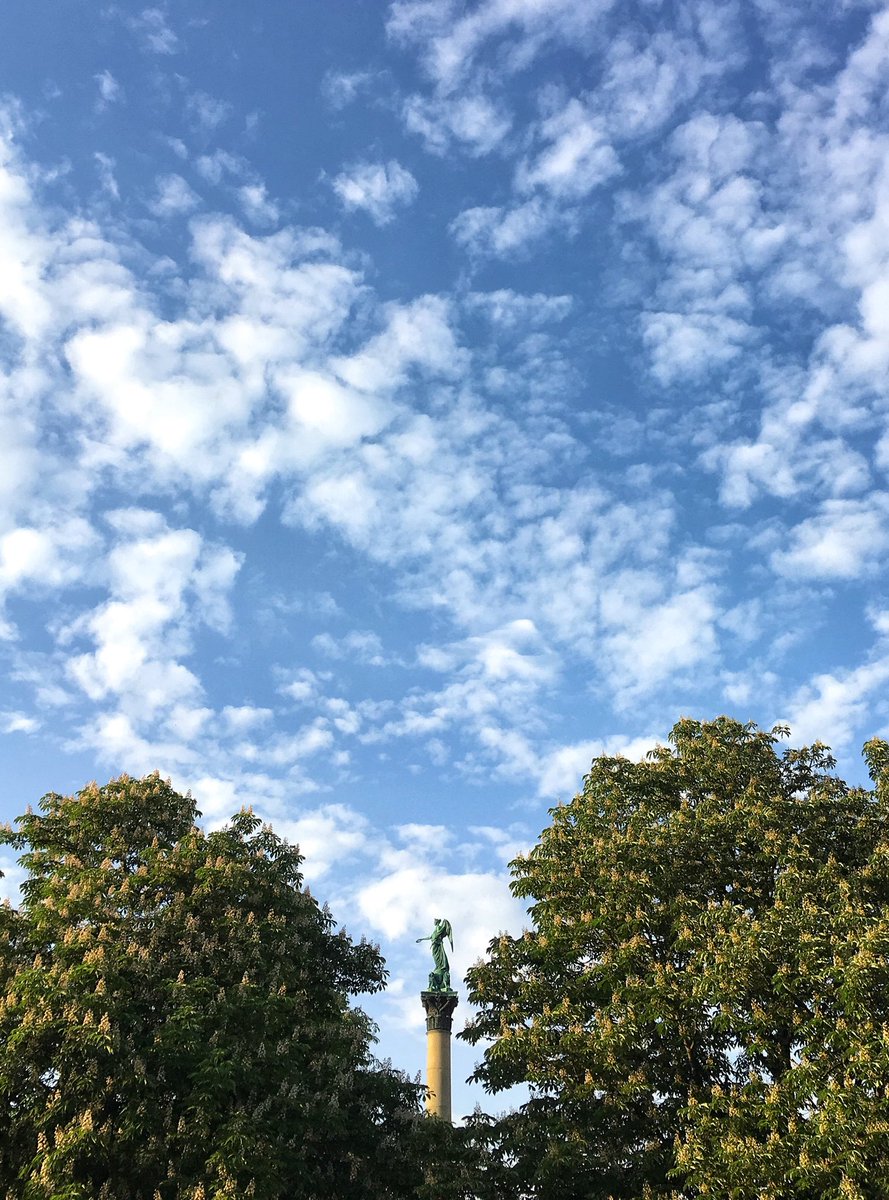 luzileaks's tweet photo. Wenn man so auf den Bus am Schlossplatz wartet....#stuttgart #jubiläumssäule https://t.co/d60IHt1M5i