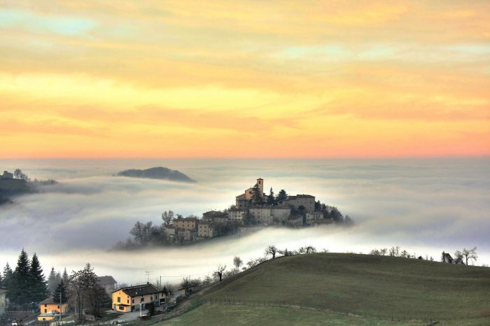 artenpedia's tweet photo. #Montecorone, Emilia-Romagna, Italy. https://t.co/8ZzZFHmooO