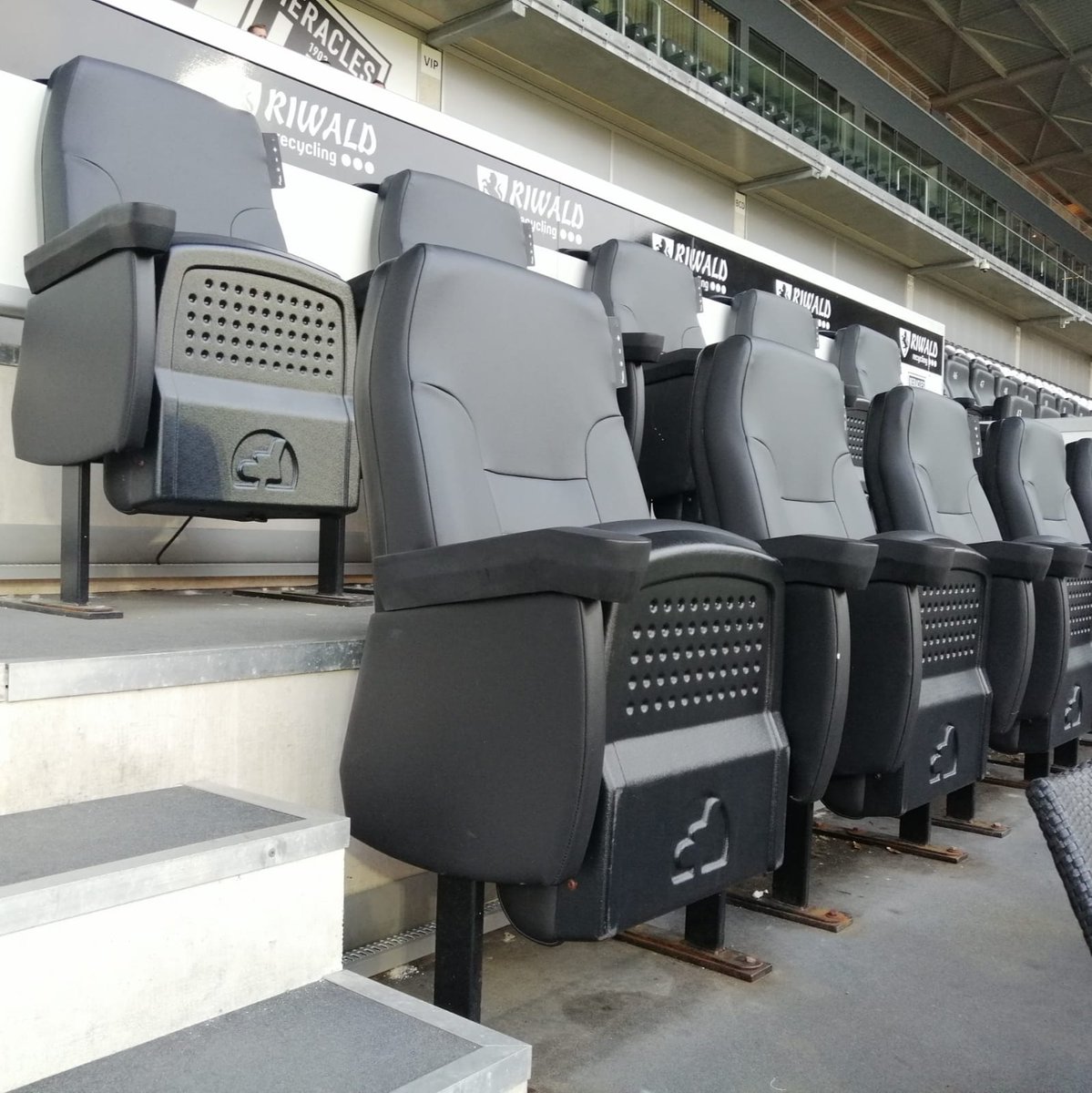 HeraclesAlmelo's tweet photo. 🏟 Polman Stadion!

✔ Geluid
✔ Spotlights
✔ Stoeltjes

Zien we jou straks?😉

#hernac #samenheracles https://t.co/lK069P7yBa