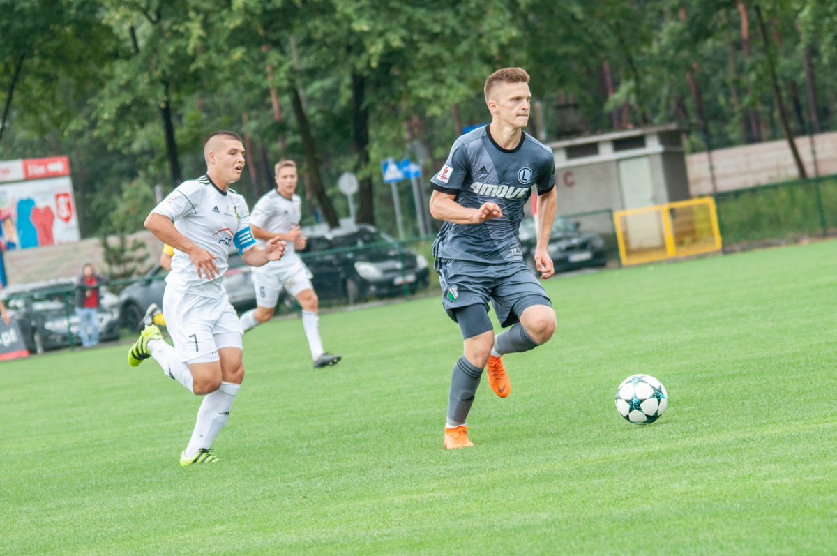Akademia_Legii's tweet photo. #L2: w 21. kolejce grupy 1. III ligi rezerwy @LegiaWarszawa zremisowały na wyjeździe z Olimpią Zambrów 2:2.

Bramki dla drużyny trenera @Kobier21 zdobyli Maciej Rosołek w 18. minucie oraz Piotr Cichocki w 57. minucie.

Po tym spotkaniu legioniści zajmują 7. miejsce w tabeli. https://t.co/NfzLF6PZnr