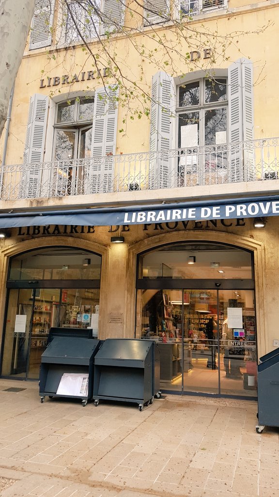 C'était la dernière journée de la Librairie de Provence, sur le Cours Mirabeau. Merci d'avoir été, au milieu des bars et des banques, un espace de culture pour tous les amoureux des livres. Faut-il se résigner à vous voir fermer les unes après les autres ?
 #AixenProvence