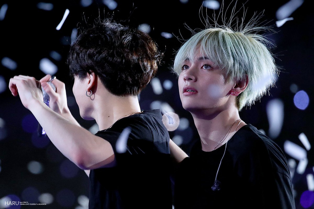 리온‪‪‪‪❤︎‬뷔‪‪❤︎‬정국*° BTS 뷔, 정국 무릎 위에서 코에 휴지 꽂고 '찰칵'…엉망진창' 근황