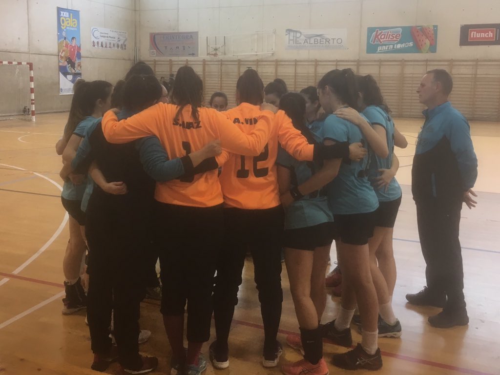 BMGetasur's tweet photo. A punto de empezar el partidazo en Valvanera. ¡Vamos chicas!
#balonmano #balonmanomadrileño #balonmanofemenino #getafe #deportegetafe #madridsur #handball #handballtime #handballworld #handballislife #getasur #almono #equipo https://t.co/nGPCD3aNPI