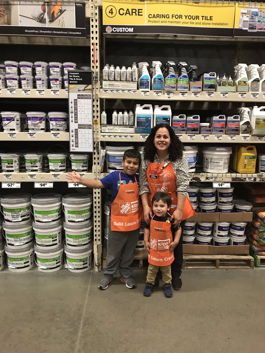 AccAreta's tweet photo. When My offsprings come to visit Mommy just to wear the apron! Start them young!👷🏽‍♂️👷🏽‍♂️@mlp814 https://t.co/FV94cPycAk