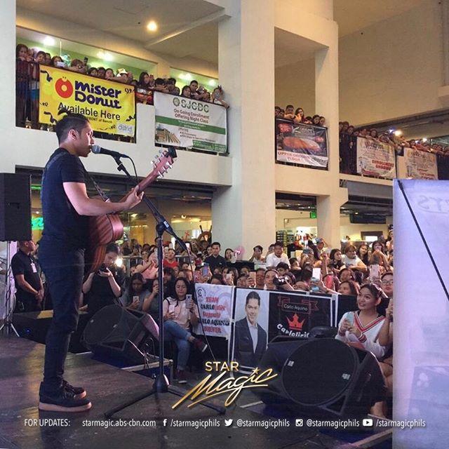 starmagicphils's tweet photo. Carlo Aquino perform his most anticipated single, “Komplikado”, for the first time at The District in Dasmariñas #AtrasadoKomplikado 
#KompliCarlo https://t.co/X63HAnzDqD https://t.co/HJxW2NHO0q