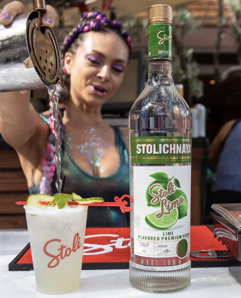 Stoli's tweet photo. It's the weekend. Time to have the lime of our lives π
.
.
#StoliLime #LoudAndClear #Stoli #StoliVodka #Vodka #WeekendVibes #SundayFunday #LimeVodka #Lime #cockails https://t.co/xWHbM78tgT